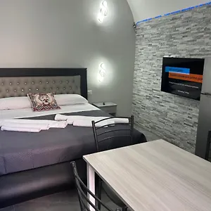 https://apt-fanale-house.taorminaitalyhotels.com